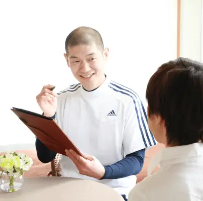 施術内容を患者様に説明している整体院の様子