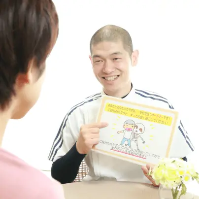 整体施術後のアドバイスを伝えるカウンセリング風景